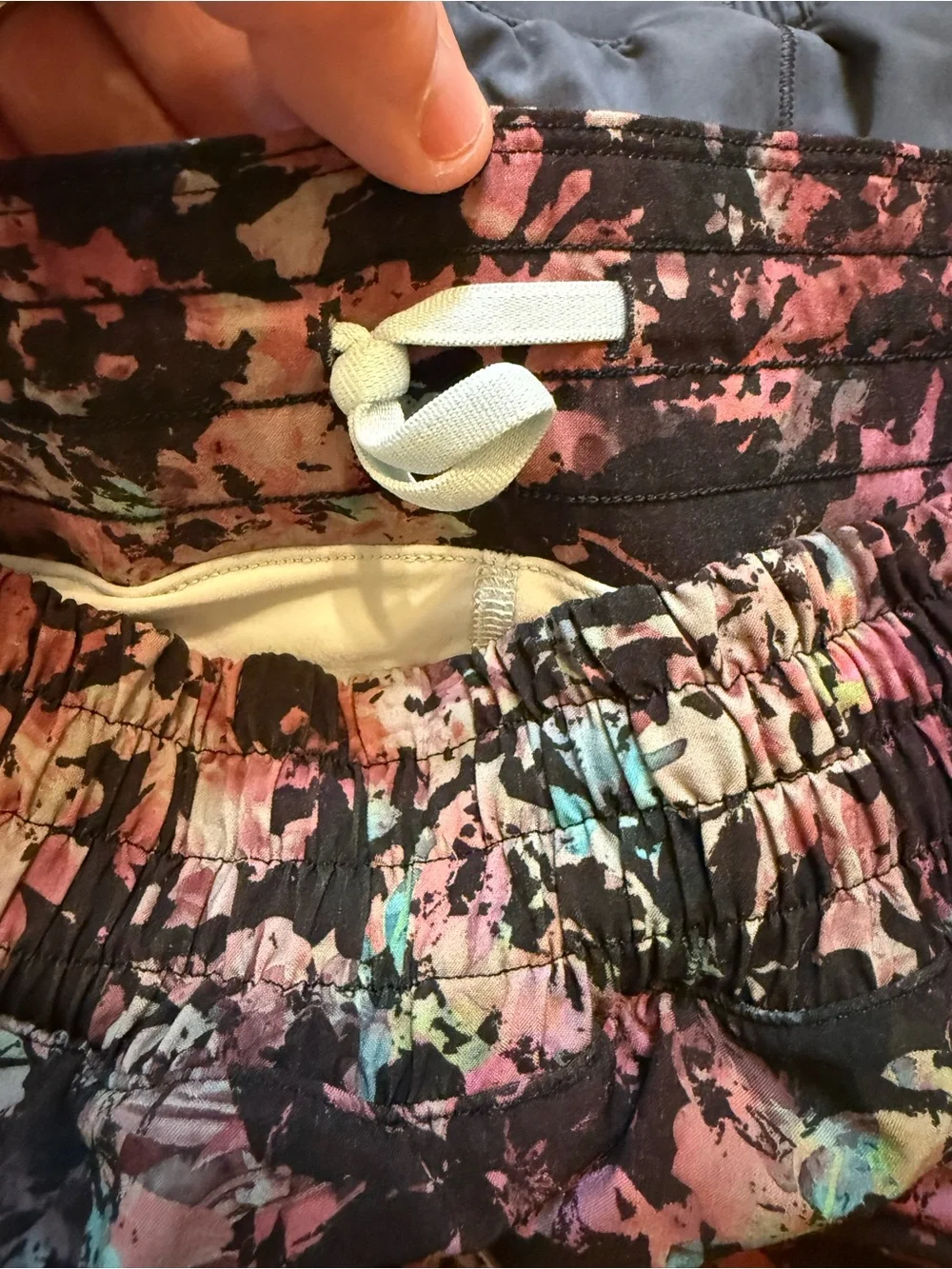 Lululemon Hotty Hot high-rise skirt / skort - Size: 4 - Stencil Blossom